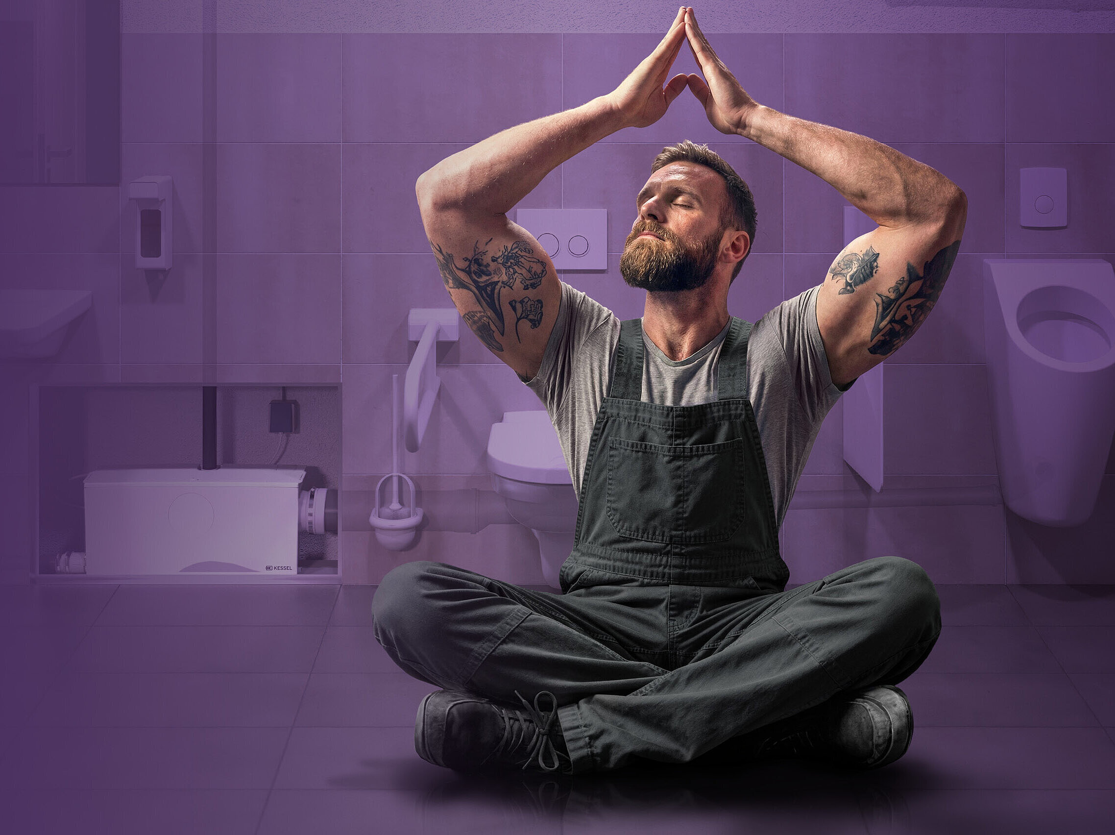 Peace of mind thanks to double security A relaxed tradesman in a commercial toilet, with a double flush system in the background.
